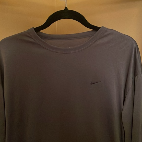Nike Tech Shirt - Picture 2 of 4